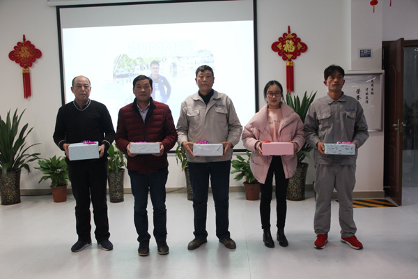 乐天堂fun88集团12月份员工生日会温馨举行