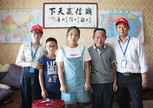 乐天堂fun88集团为职工子女发放升学物资奖励