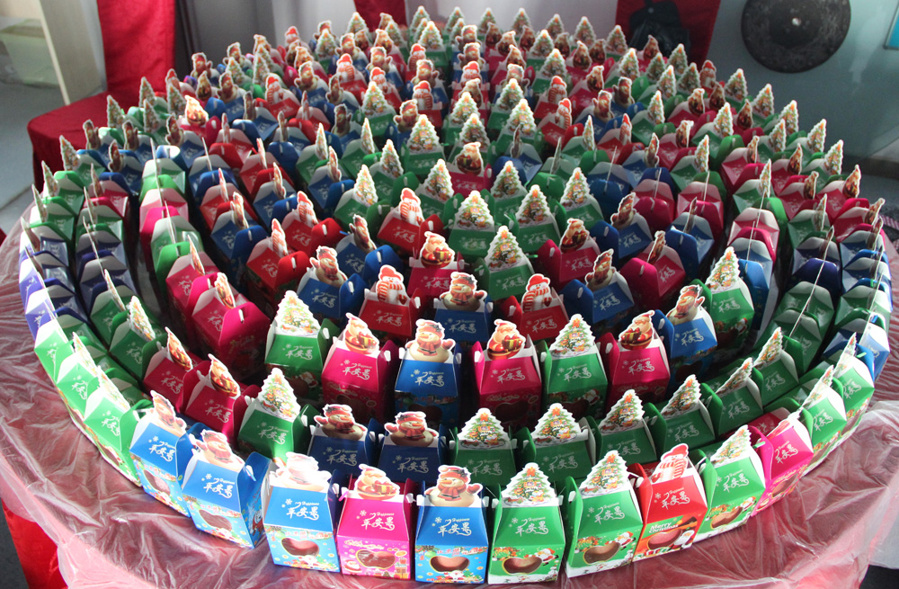 乐天堂fun88集团为员工发放圣诞礼物&mdash;&mdash;平安果