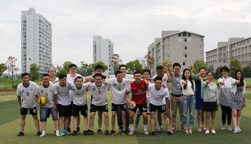 乐天堂fun88集团健儿挥洒汗水 绿茵场上英姿飒爽