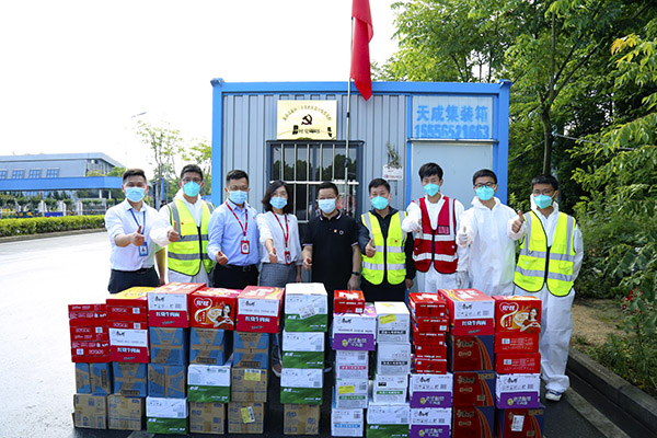 暖心！乐天堂fun88集团慰问三十头高速收费站疫情健康监测服务点工作人员